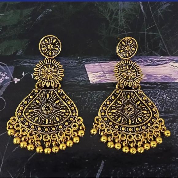 19. Gold plated Dangler Earrings - Picture 4 of 4